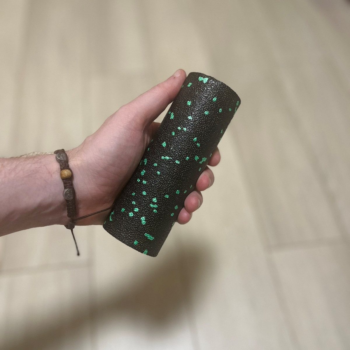 Масажний ролик (роллер) гладкий PowerPlay PP-4346 Mini EPP Foam Roller Чорно/Зелений (15×5,3см.)