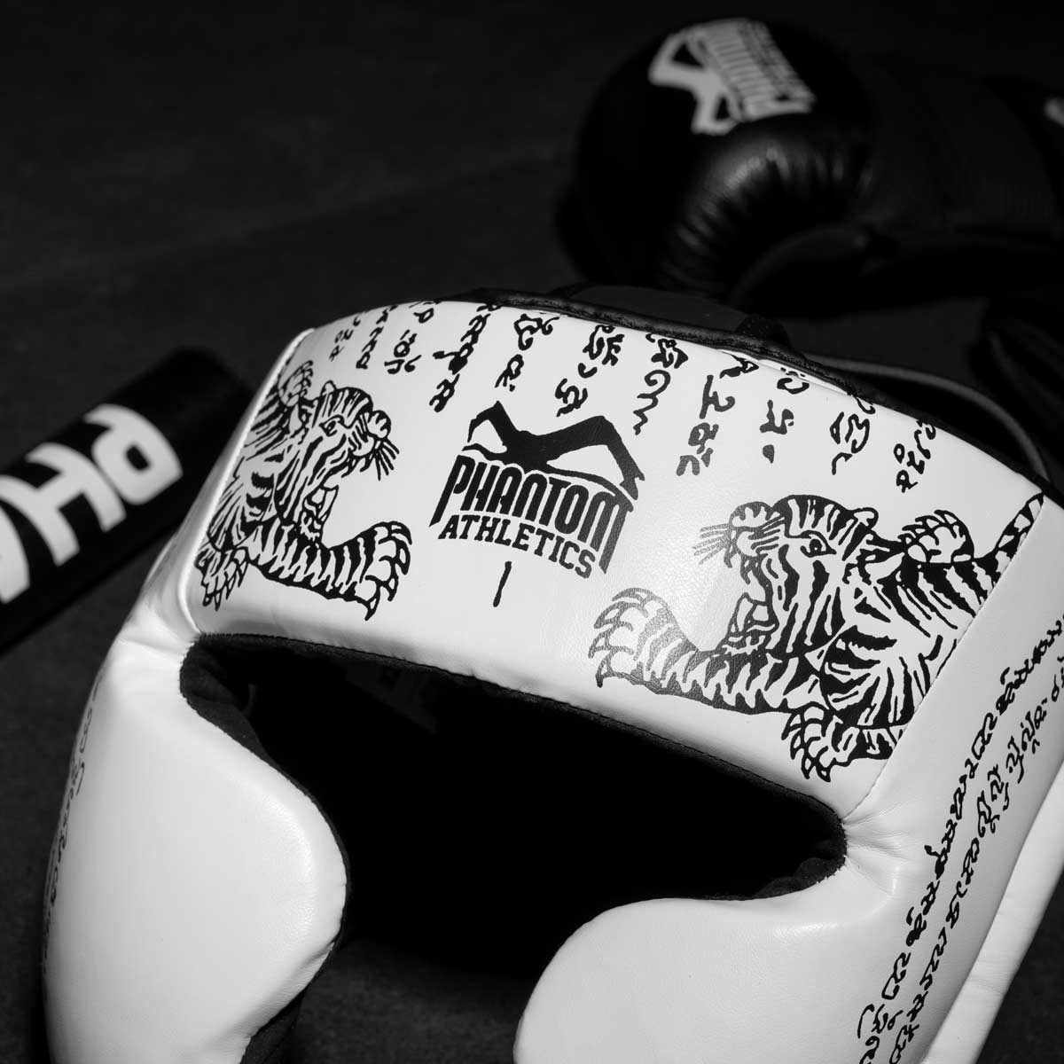 Боксерський шолом Phantom Muay Thai Full Face White (капа в комплекті)