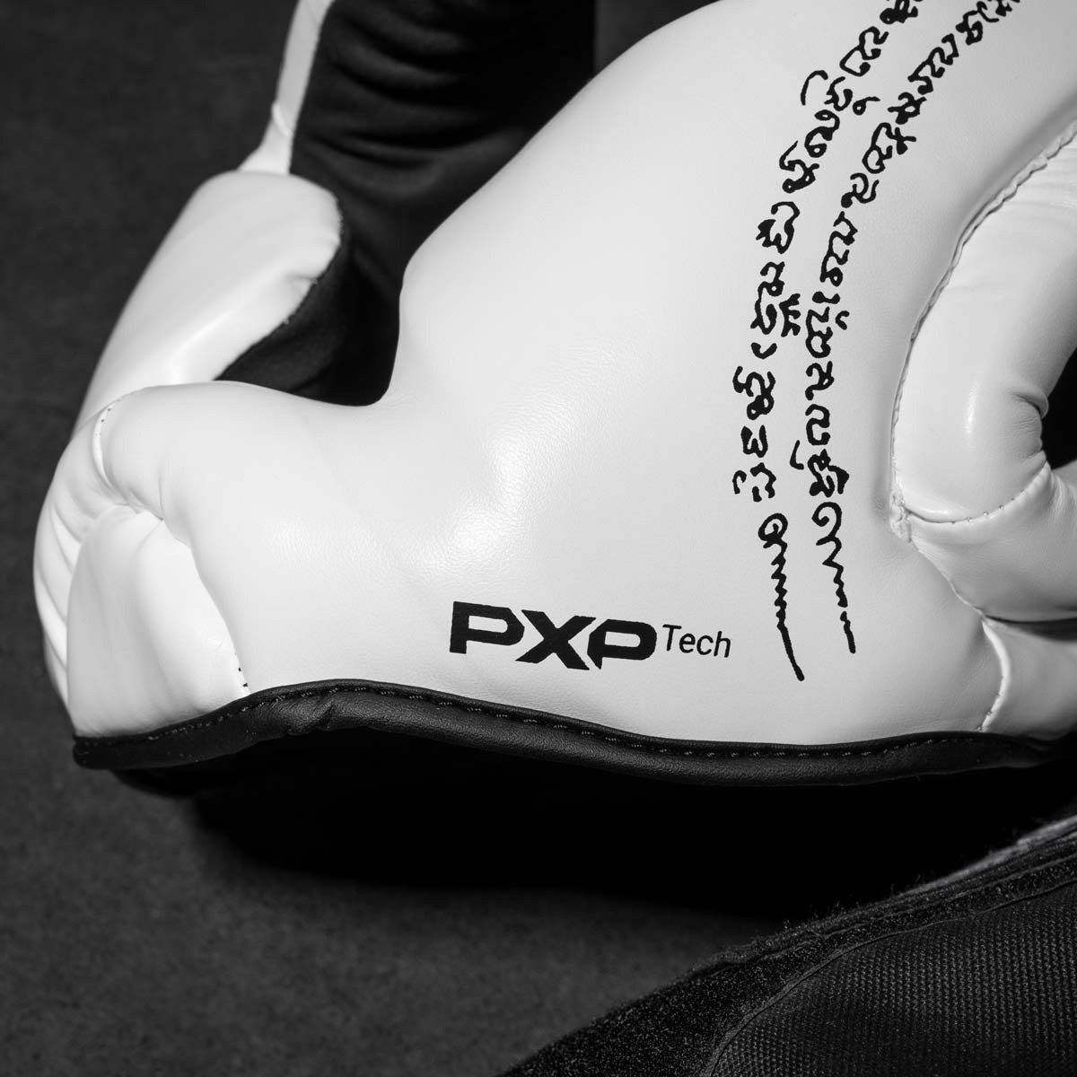 Боксерський шолом Phantom Muay Thai Full Face White (капа в комплекті)