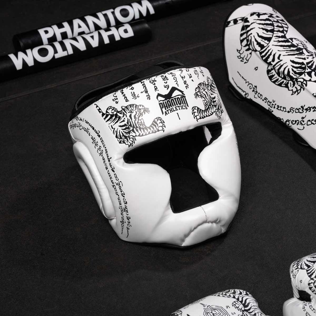 Боксерський шолом Phantom Muay Thai Full Face White (капа в комплекті)