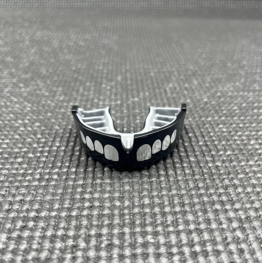 Капа OPRO Silver доросла (вік 11+) Grillz Black/Silver (art.102502013)