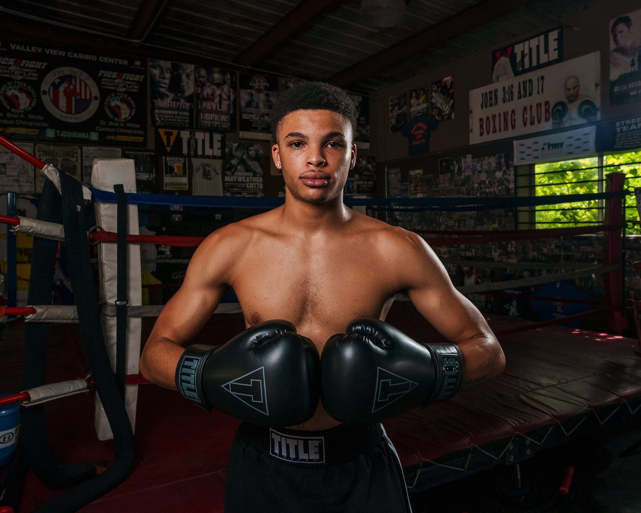 Боксерські рукавиці TITLE Boxing Vegan Gloves Black 16 oz (капа в комплекті)