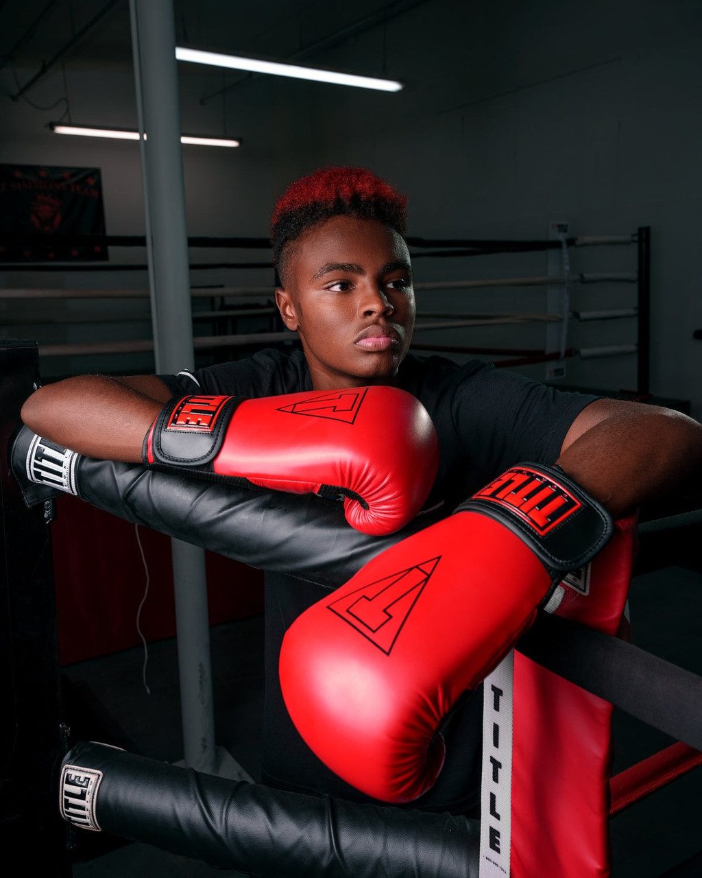 Боксерські рукавиці TITLE Boxing Vegan Gloves Red/Black 14 oz (капа в комплекті)