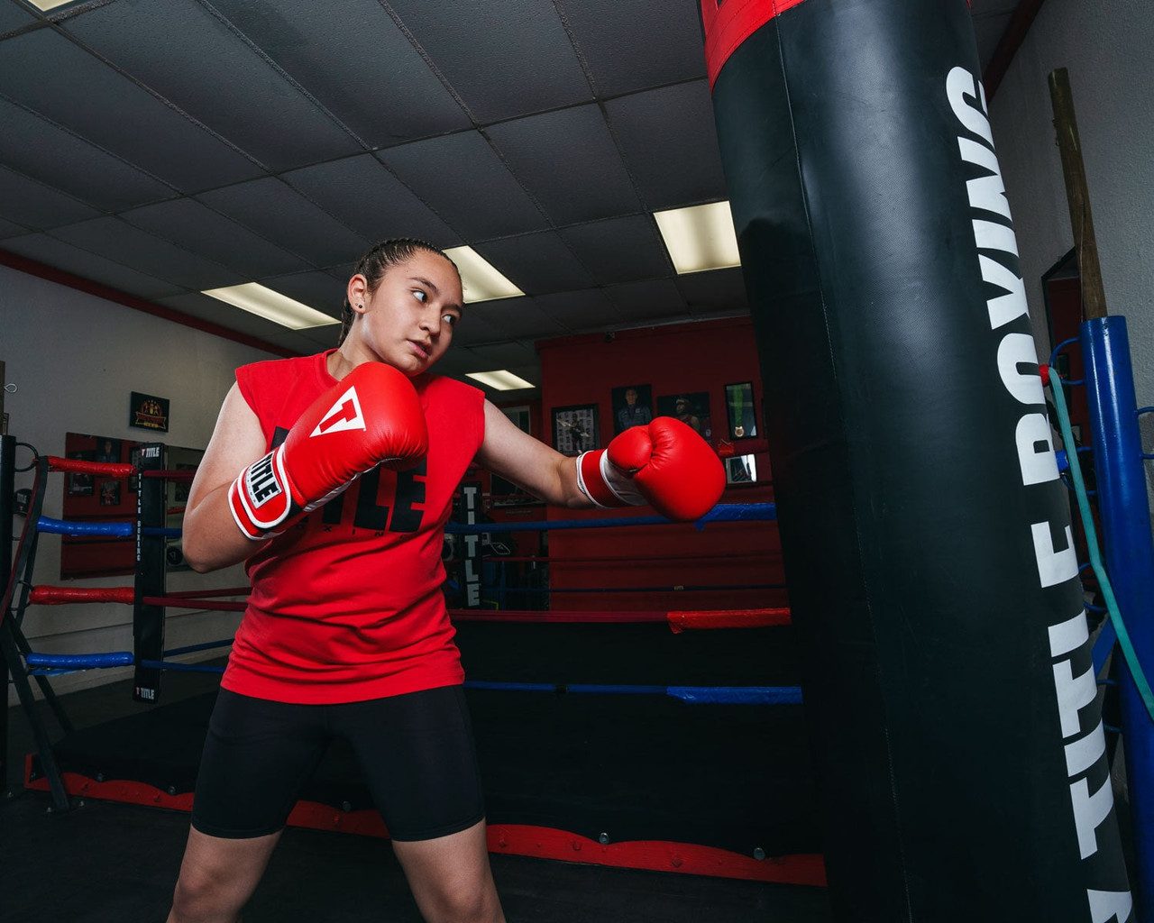 Боксерські рукавиці TITLE Boxing Pro Style Leather Gloves3.0 Red/White 14 oz (бинти 4м. в комплекті)