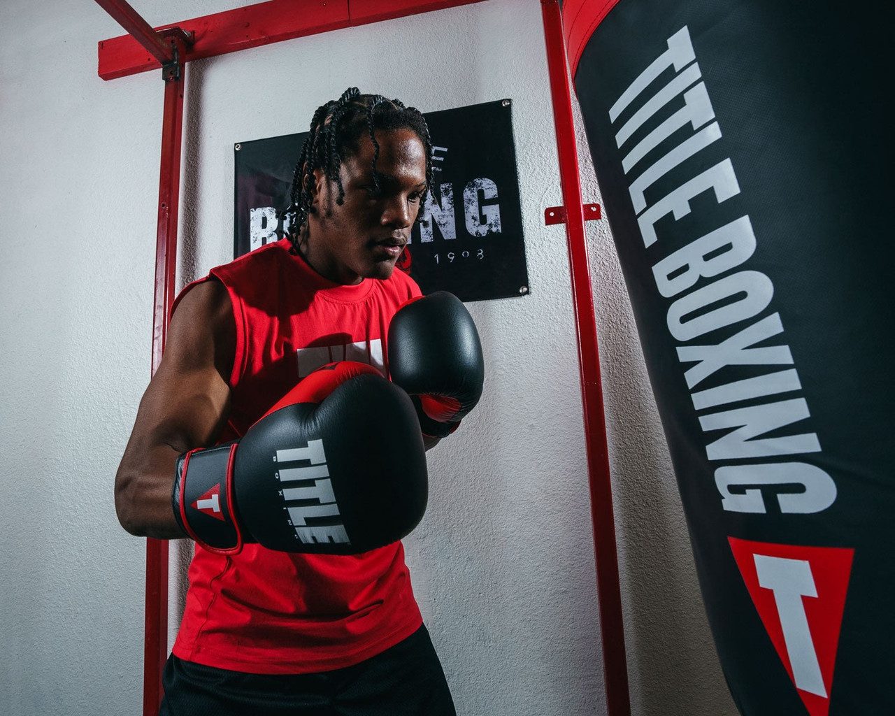 Боксерські рукавиці TITLE Boxing Dynamic Strike Black/Red 14 oz (бинти 4м. в комплекті)