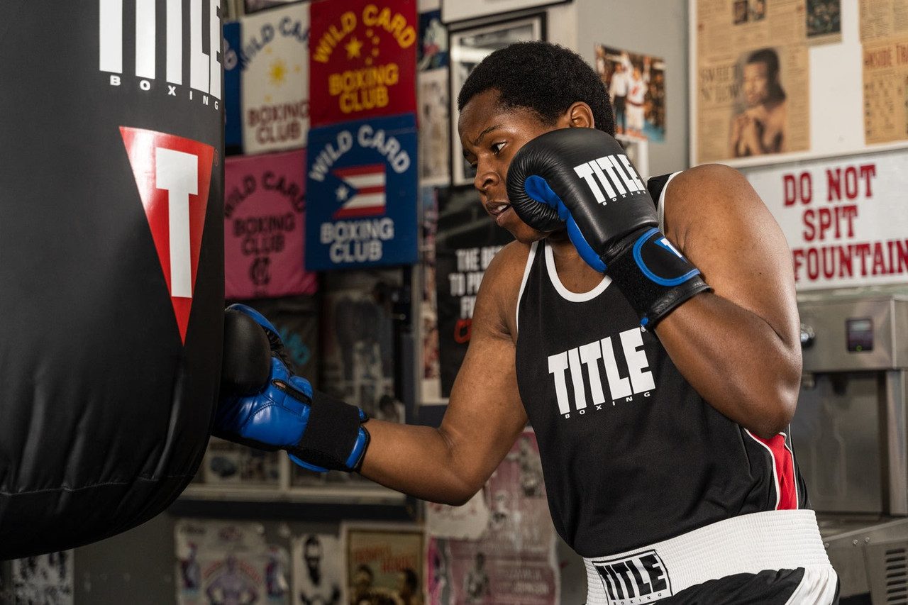 Боксерські рукавиці TITLE Boxing Dynamic Strike Black/Blue 14 oz (бинти 4м. у комплекті)